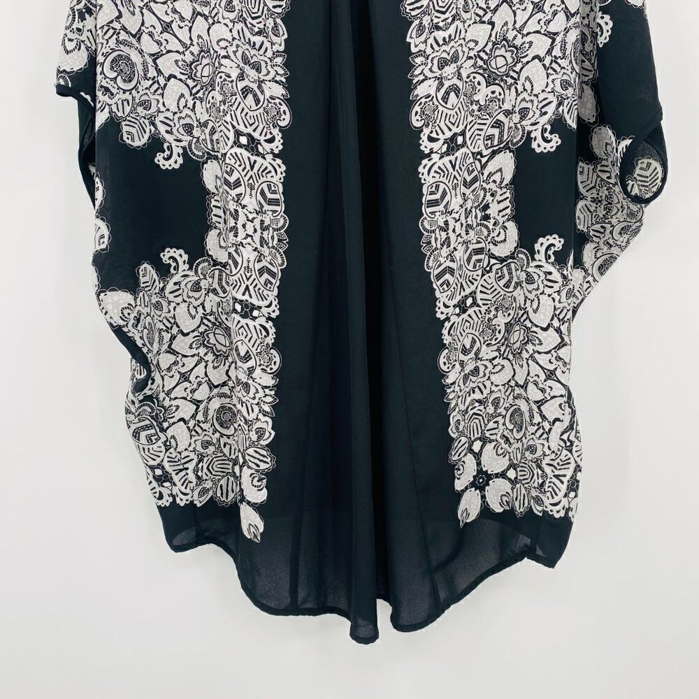 Carmen Marc Valvo Size Medium Black & White Printed V Neck Kimono Style Blouse - Picture 8 of 9